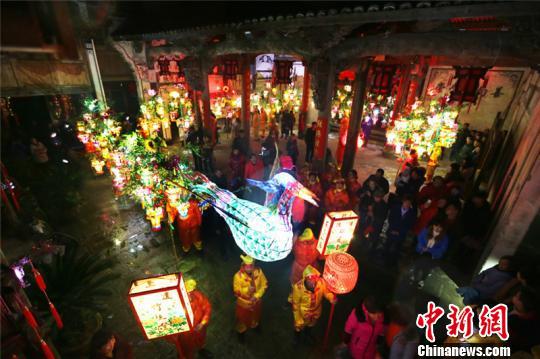 浙江浦江后陽(yáng)竹絲燈會(huì)，村民舉燈舞動(dòng)，展示出各種別致的造型 吳小杭 攝