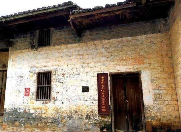 他姓張，浙江人，105歲；迄今為止，他是張姓最長壽開國將軍